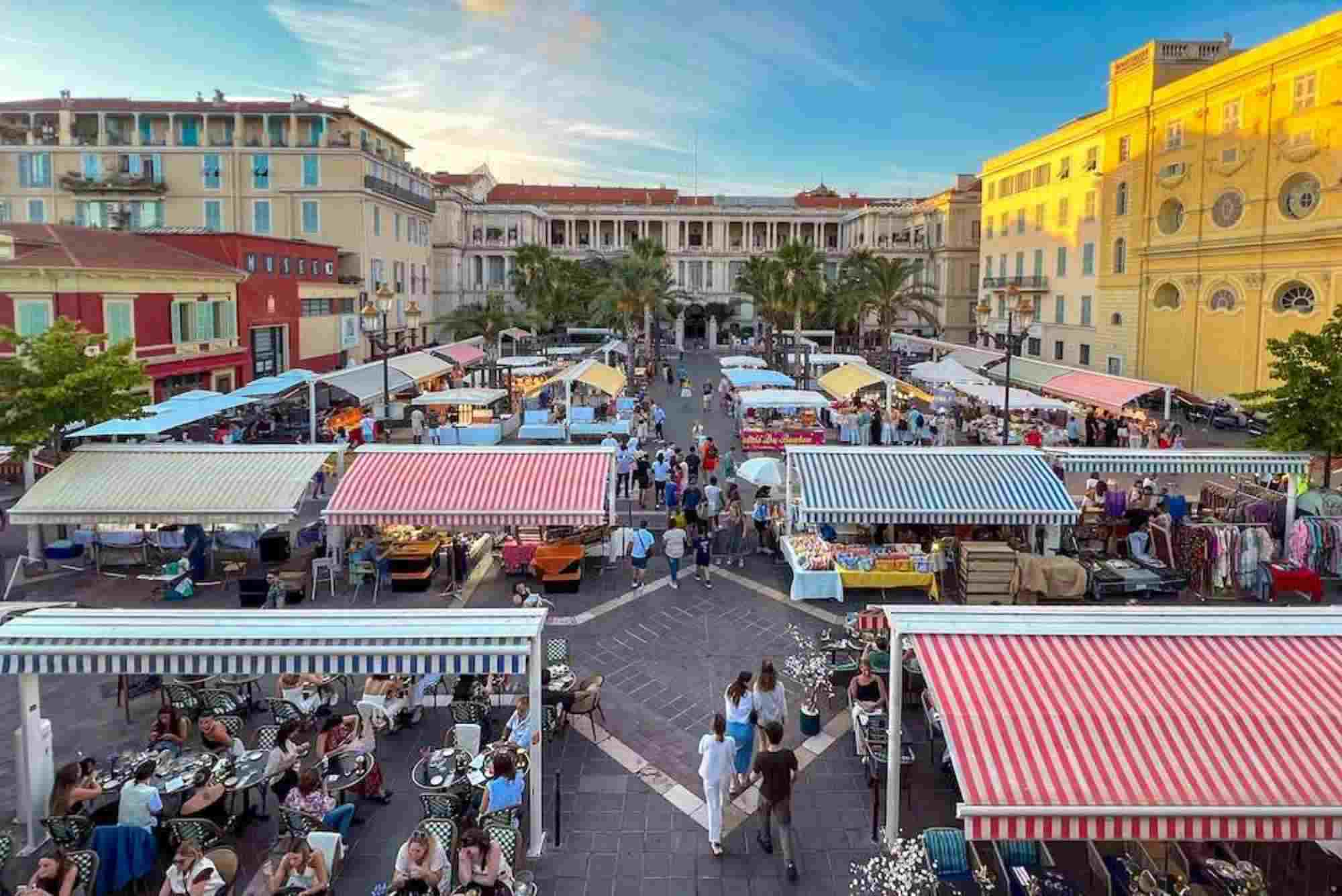 Promenade Area Stores And Old Town Finds