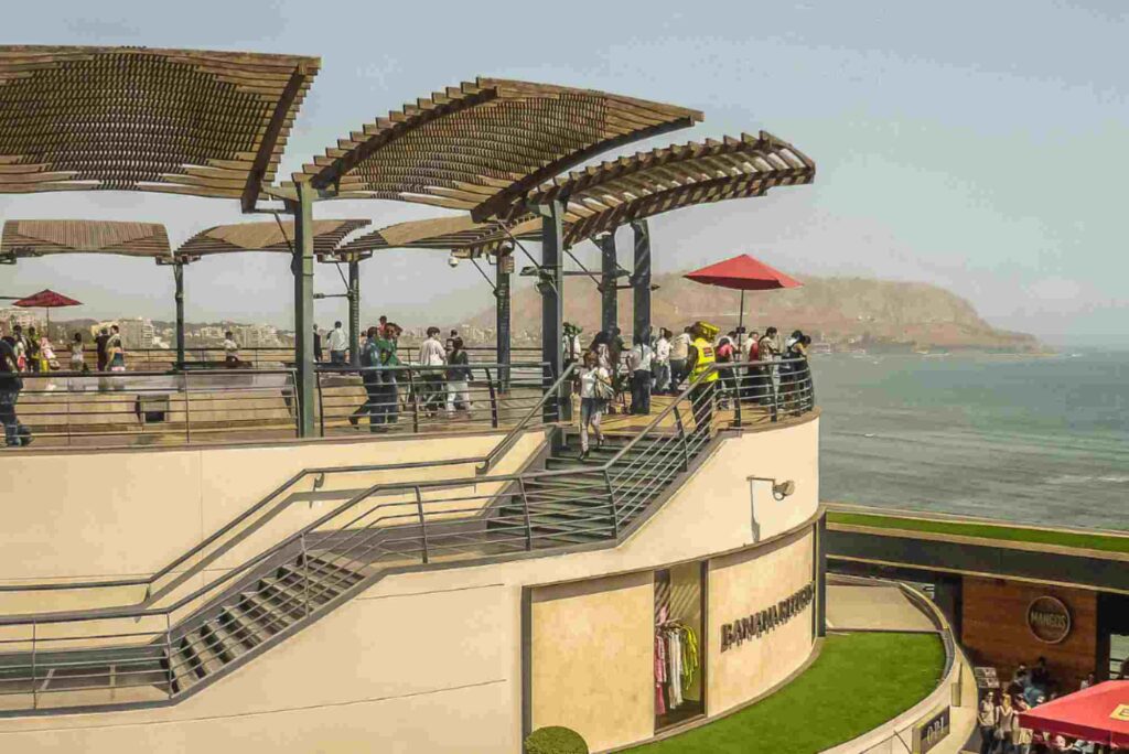 A Walkable Outdoor Mall By The Ocean